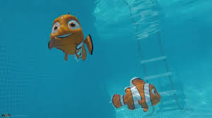 La Piscine Intex Comme Un Aquarium Avec Le Robo Fish Nemo Youtube