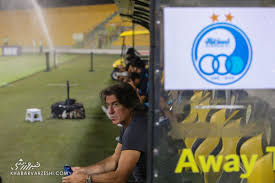داد و فریاد ساپینتو: چرا بازیکن استقلال را بغل می‌کنی؟