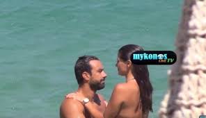 Ο σάκης τανιμανίδης και η χριστίνα μπόμπα διανύουν την πιο υπέροχη στιγμή της σχέσης τους. Xristina Mpompa Me Apokalyptiko Magio Sthn Agkalia Toy Tanimanidh V
