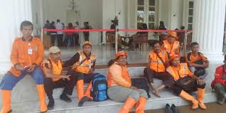 20 ribu petugas ppsu diajak liburan gratis ke dufan ancol. Seragam Baru Pasukan Oranye Sebulan Sebelum Diputus Kontrak