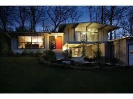 Street side and entry look. I Could Be Happy Here Mid Century Modern Monday Atlanta Jewel Mid Century Modern House Mid Century House Modern House Design