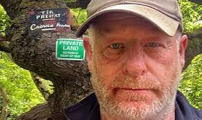 Elwyn Jones's Instagram, Twitter & Facebook