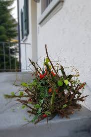 Herbstdeko Fur Vor Den Hauseingang In 2020 Garten Deko Herbstdeko
