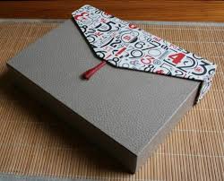 Nous Ne Sommes Qu En Mai Mais Je Commence Deja A Chercher De Nouveaux Modeles A Realiser Dans Les Cours De Cart Cartonnage Cartonnage Boite Carte Scrapbooking