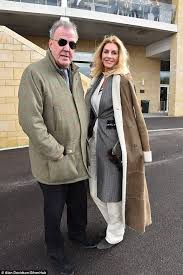 Jun 24, 2021 · lisa's mother is the former model arlene underwood, while her father was the architect maurice hogan, who died suddenly of a heart attack when his daughter was just 14. Jeremy Clarkson Cosies Up To Lisa Hogan At Cheltenham Festival Daily Mail Online