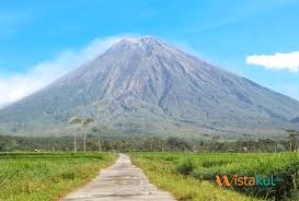 Salah satu misteri gunung semeru adalah gunung ini dipercaya merupakan tempat bersemayamnya para dewa. Mendaki Gunung Semeru Dan Gunung Bromo Di Jawa Timur Informasi Wisata Kuliner