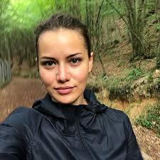 Fahrive Evcen In Paylastigi Makyajsiz Fotografi Hayran Birakti Fotograf Unluler Kadin