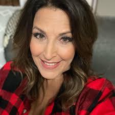 Lisa Grindstaff's Instagram, Twitter & Facebook