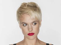 Model potongan rambut satu ini terinspirasi dari potongan rambut kaisar roma, julius caesar jika ingin memotong rambut dengan model ini, pastikan rambut bagian samping di potong tipis hingga. Potongan Rambut Pixie Untuk Rambut Pendek 10 Pilihan Gaya Rambut Elegan Dan Bergaya Untuk Wanita Foto