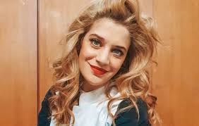 — πόσων χρονών είναι η τζένη; Tzenh 8ewna Fwtografizei Ton Gio Ths Enw Kanei Skantalies In Gr