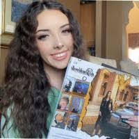 Holly Betts's Instagram, Twitter & Facebook