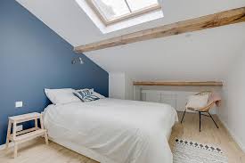 Chambre en deux couleurs sucrées joliment combinées. Petite Chambre Mansardee Avec Poutres Cosy Et Moderne L Astuce Deco L Optimisation Du Volume Par L Petite Chambre Mansardee Deco Chambre Chambre Mansardee
