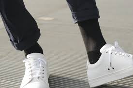 Ces dernières années, la tendance des pantalons (à revers ou non) s'arrêtant à la cheville a donné naissance à un fléau en ville: Comment On A Fait Les Chaussettes Les Plus Resistantes Du Marche La Mode A L Envers