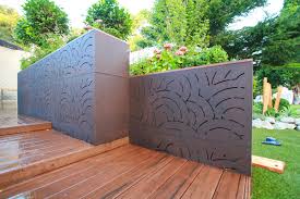 Eleganter Und Zugleich Kreativer Sichtschutz Fur Den Garten Und Den Innenhof In 2020 Sichtschutz Im Freien Im Freien Zaunpaneele