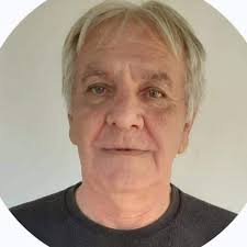 LAKU NOĆ svima koji su umorni od čekanja, od nadanja, od previše snova, od  ne ispunjenih želja, od lutanja, od bežanja, od jave i maštanja... LAKU NOĆ  onima što vole, i koje