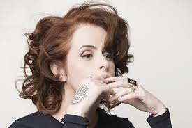 Fernanda Young lança novo livro em Curitiba nesta segunda-feira (16)