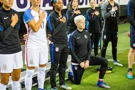 Jet, 14 jahre alt, kommt auf ein internat, findet dort in sasha eine gute freundin, beobachtet die jungs beim fußballspielen und geht auf diverse partys. Megan Rapinoe Ihr Stiller Protest Gegen Donald Trump