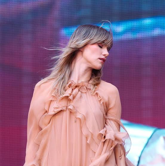 The 'Butterfly' Cut Is The Seventies Boho Hairstyle Making Its Big Return