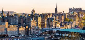 Edinburgh is de hoofdstad van schotland en ligt aan de zuidelijke oever van de firth of forth in de regio central belt in het noordelijke deel van de schotse laaglanden. Foto Edinburgh Schotland Brug Straat Gebouw Een Stad