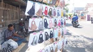 Sebuah perusahaan produsen masker dan alat kesehatan di jombang, jawa timur mengaku kesulitan mendapat alat baku. Permintaan Terus Merosot Penjual Masker Bersambat Kabar Jombang