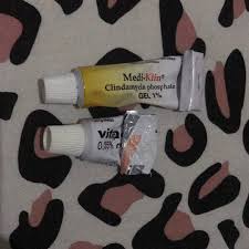 Kemasan kedua produk ini, baik mediklin ungu atau mediklin oranye hampir serupa. Medi Klin Clindamycin Phosphate Orange Review Female Daily
