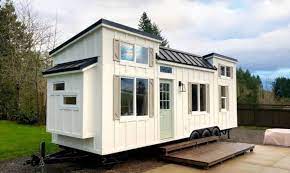 7 Of The Prettiest Tiny Houses We Found On Pinterest Tiny Farmhouse Tiny House Exterior Off Grid Tiny House