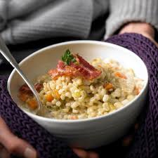 Graupenrisotto Mit Thymiansahne Und Bacon Chips Rezept Graupenrisotto Risotto Graupe