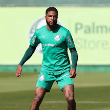 De saída? Palmeiras tenta vender zagueiro para 2026