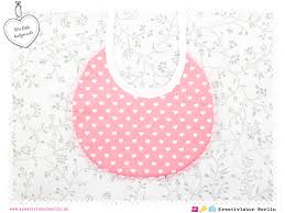 Mit dieser anleitung fürs mundschutz nähen mit schnittmuster klappt es bestimmt! Susse Baby Latzchen Selbst Genaht Kostenlose Nahanleitung Mit Schnittmuster Kreativlabor Berlin