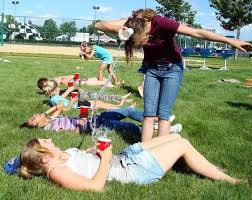 Haz una pizarra para ponerla a un lado de tu cochera (o una valla) y úsala para jugar una versión a lo grande de pictionary al aire libre (básicamente simplemente no es algo que se pase con la edad. 8 Ideas De Juegos Familiares Al Aire Libre Juegos Familiares Juegos Juegos Para Cumpleanos