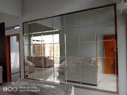 Model kaca emas yang digunakan dalam cermin modern ini dapat menampilkan dinding rumah di sisi yang lain. Cermin Dinding Bevel Indo Glass Craft