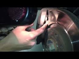 Les Bases Verifier L Usure De Ses Disques Et Plaquettes De Freins Youtube