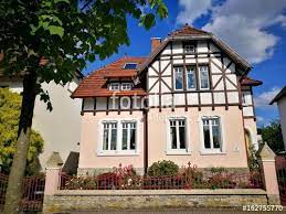 alte villa mit fachwerk und vorgarten bei sonnenschein in oerlinghausen bei bielefeld im teutoburger wald in ostwestfalen teutoburger wald alte villen fachwerk