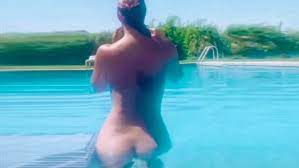 Rosario Mohedano enseña el culo durante su baño en la piscina y lo publica  en Instagram