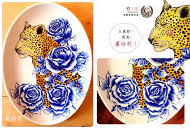 name 蘿絲豹intro 玫瑰叢中 可見豹隱約浮現 她叫蘿絲 rose 蘿絲側身凝視著 不是傲視 而是浸淫在與富貴的玫瑰之間爭其鬥豔的對舞中 feature 豹 青瓷玫瑰