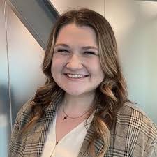 Amanda Arnold's Instagram, Twitter & Facebook