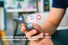 Definisi dari media sosial yang dikemukakan oleh mandibergh berpendapat bahwa media sosial adalah media yang mewadahi kerjasama di antara pengguna yang menghasilkan konten (user generated content). Mengenal Apa Itu Algoritma Sosial Media Dan Bagaimana Cara Kerjanya