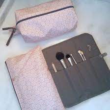 Kaum einen weg treten wir ohne sie an und transportieren allerhand wichtigen beim nähen einer tasche verwirklichst du deinen individuellen stil und erschaffst etwas mit deinen eigenen händen. Kosmetiktasche Nahen Anleitung Mit Schnittmuster Angaben Kosmetiktasche Kosmetiktasche Nahen Taschen