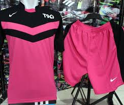 Memiliki desain yang keren namun tetap terasa nyaman saat dikenakan terbuat dari bahan yang mampu menyerap keringat, lembut dan tidak kaku hingga penggunanya merasa nyaman dan lebih bebas bergerak di lapangan Makin Oke Dengan 10 Baju Futsal Warna Pink Nan Seru