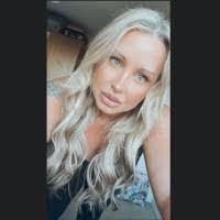 Tina Earle's Instagram, Twitter & Facebook