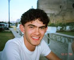 Sorry but JOE LOOKS SO GOOD HERE : r/Heartstoppercast