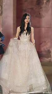 ghim của 西脇加奈子 tren angelababy ao vay vay cưới dai trang phục trang trọng