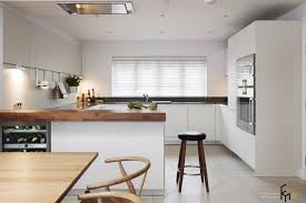 Denah rumah sederhana berbahan dinding dan lantai dari kayu ini menunjukkan adanya 4 kamar, 1 kamar utama dengan kamar mandi dalam. 8 Desain Rumah Idaman Sederhana Cantik Favorit Para Ibu