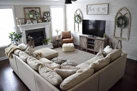 The farmhouse decor style is cozy, relaxing and can be customized to suit a modern or traditional aesthetic. Mesmerizing Farmhouse Living Room Ideas For Your Family Room Decorface Com