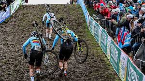 Van der poel heeft zijn aanval ingezet hij heeft een klein gaatje op aerts en iserbyt!! Wk Veldrijden Van Der Poel Voor Goud Grote Drukte Verwacht 1limburg Nieuws En Sport Uit Limburg