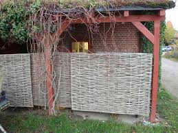 Sichtschutz Selber Bauen 5 Diys Aus Naturmaterial Sichtschutz Selber Bauen Sichtschutz Garten Ideen Gunstig Sichtschutz Garten Selber Bauen