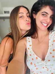 חג שמח ממני ומהבחורה עם הבייגלה על הראש