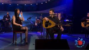 «σπιτι με το mega» στρατοσ διονυσιου 30 χρονια μετα. Paola Kai Manwlhs Kontaros Sth Skhnh Toy Spiti Me To Mega Ta Nea