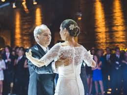 ¿quieres sorprender a todos tus invitados con vuestro baile. 25 Canciones Para Bailar Con Tu Papa El Dia Del Matrimonio Canciones De Boda Cortejo Nupcial Vals De Boda
