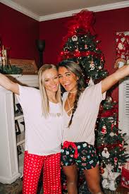 Pin By Olivia On Winter Christmas Pictures Friends Christmas Photoshoot Bff Christmas
